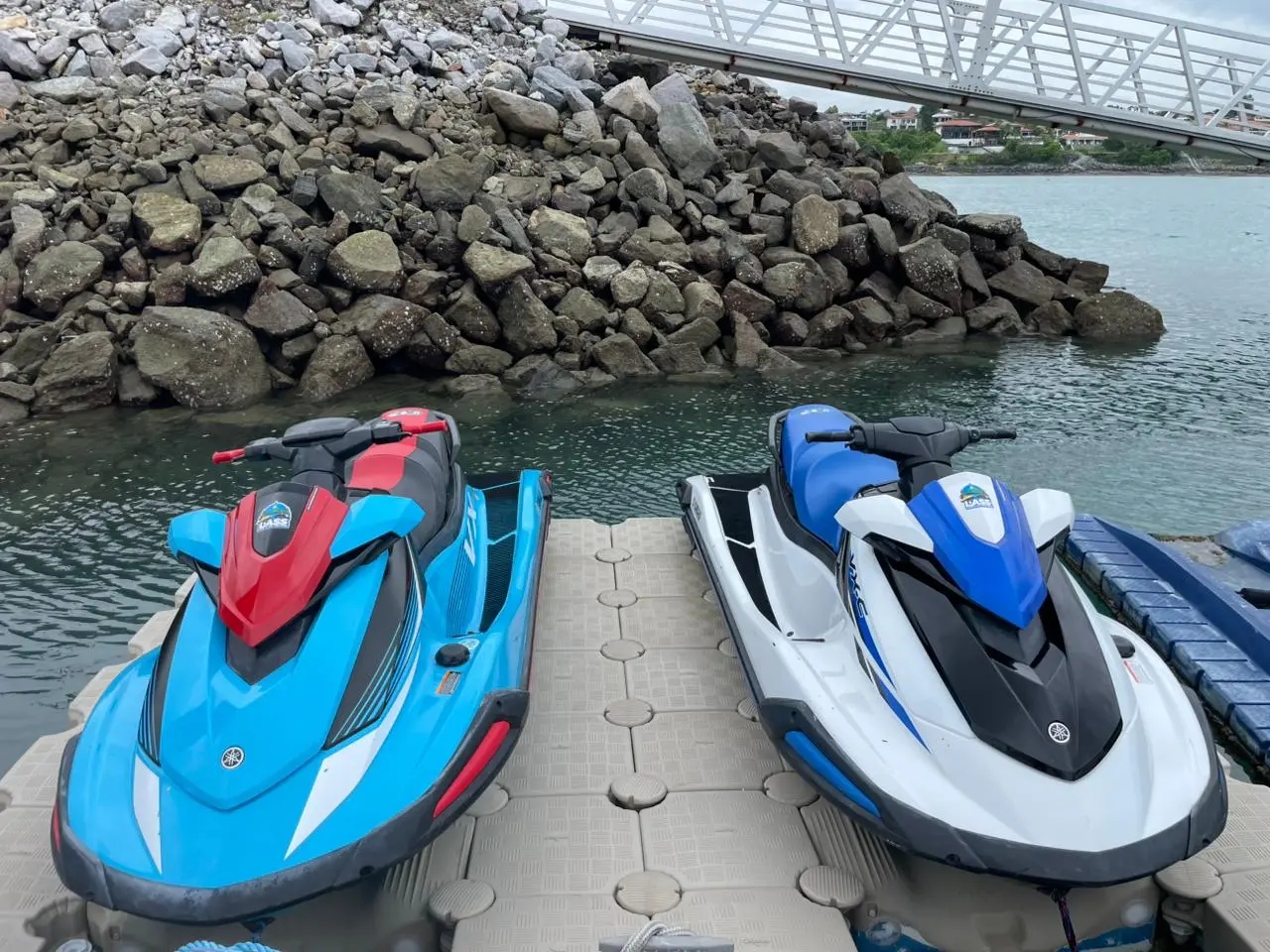 Dos jet skis de LASS listos en el muelle
